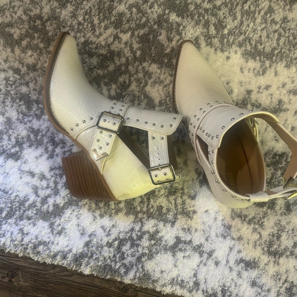 A Rider Girl - Picture 3 of 4